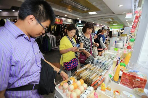 正在免稅店選購化妝品的中國游客(韓聯(lián)社)