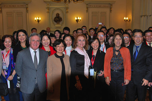 參加會議的來賓合影。從左向右依次是馬賽主管對外關(guān)系的副市長Jean