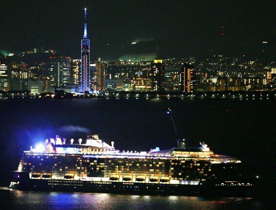 滿載中國(guó)游客的“海洋量子號(hào)”駛?cè)肴毡静┒喔?/