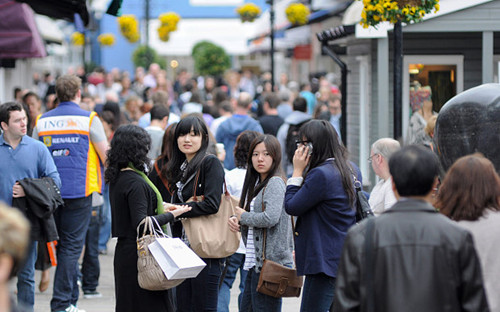 比斯特購(gòu)物村里的中國(guó)游客。(圖片來(lái)源:英國(guó)《每日電訊報(bào)》)