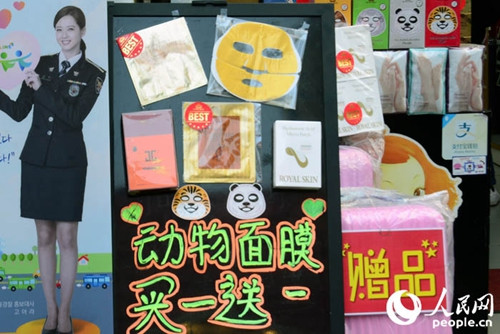 明洞街頭隨處可見中國游客喜愛的化妝品店。成碩