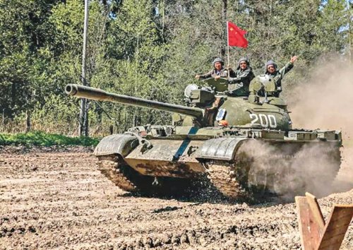 中國游客喜愛試駕坦克。(圖片來源于網(wǎng)絡(luò))