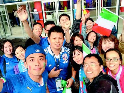 圖為:此役現(xiàn)場(chǎng)來了大批中國(guó)意粉。﹙記者肖忻攝﹚