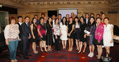 研討會(huì)后部分與會(huì)者合影。(法國(guó)《歐洲時(shí)報(bào)》/黃冠杰