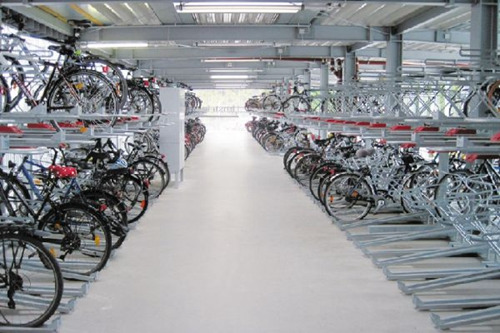 基爾集中停放自行車(chē)的“自行車(chē)站”(攝影