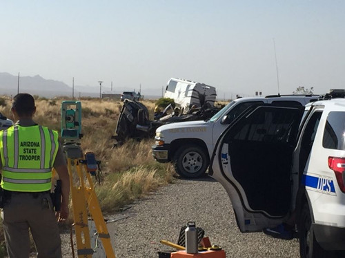 相關(guān)部門在現(xiàn)場進(jìn)行調(diào)查。(美國《僑報》援引美聯(lián)社圖片)