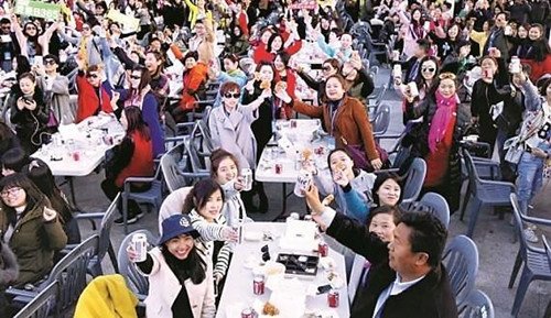 2016年3月中國某企業(yè)組織員工訪韓并在仁川舉辦了4500人規(guī)模的啤酒炸雞聚會。(韓國亞洲經(jīng)濟中文網(wǎng))