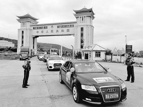 圖為自駕游車隊出發(fā)。