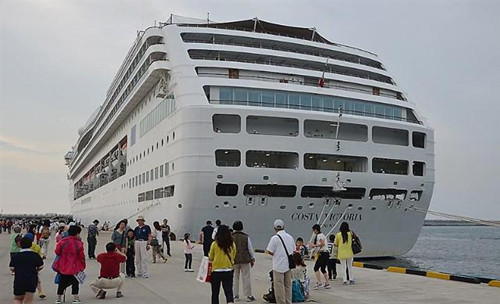 游客到達(dá)濟(jì)州港后與郵輪合影(韓國(guó)亞洲經(jīng)濟(jì)中文網(wǎng))