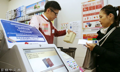 在觀光景點(diǎn),越來越多的訪日游客利用便利店。(日經(jīng)中文網(wǎng))