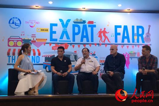 泰國國家旅游局副局長素格力·斯提瓦尼(左三)在“2016泰國外籍人士展會”新聞發(fā)布會上發(fā)言。