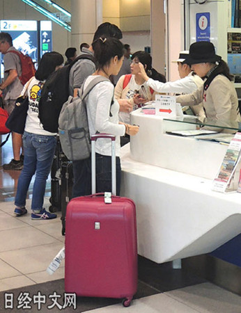 京濱急行電鐵羽田機(jī)場(chǎng)站的問訊處(日經(jīng)中文網(wǎng))