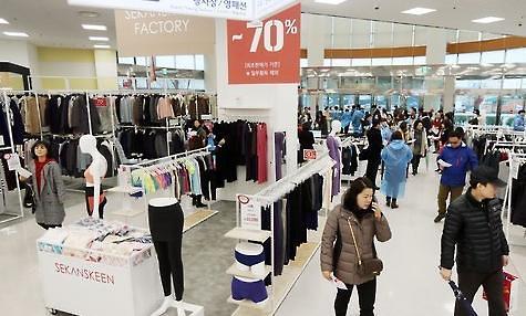 中國游客在韓奧特萊斯購物(韓國亞洲經(jīng)濟中文網(wǎng))