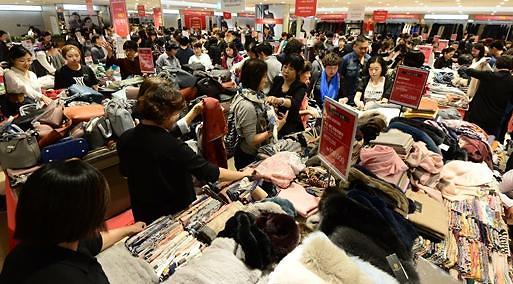 商場血拼的中國游客(韓國亞洲經(jīng)濟中文網(wǎng))