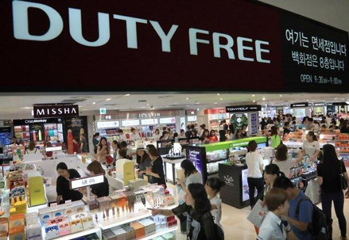 在免稅店購(gòu)物的中國(guó)游客(韓國(guó)亞洲經(jīng)濟(jì)中文網(wǎng))