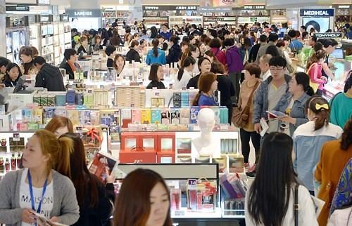 在免稅店里購物的中國游客(韓國亞洲經(jīng)濟(jì)中文網(wǎng))