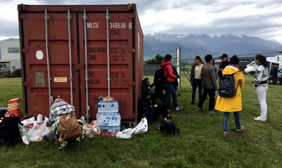 當地時間14日下午4點左右凱伊庫拉地區(qū)第一批受困華人登上總領館救援直升機(圖片來源:新西蘭先驅報中文網)