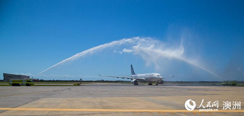 中國僑網(wǎng)東航上海至布里斯班直飛航線開通進(jìn)行灑水儀式