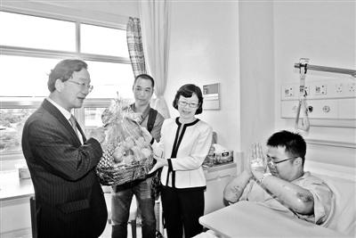 中國僑網(wǎng)中國駐馬來西亞大使黃惠康在醫(yī)院探望獲救中國游客供圖/新華社記者 薛飛