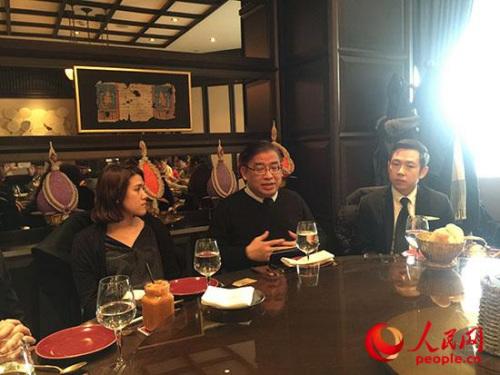 中國(guó)僑網(wǎng)泰國(guó)駐華大使館領(lǐng)事部公使銜參贊符萬信向記者介紹中國(guó)游客赴泰國(guó)簽證事宜