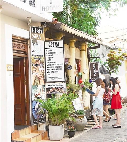 中國僑網(wǎng)中國游客在斯里蘭卡加勒古城游覽。(圖片來源:《經(jīng)濟(jì)日報》)