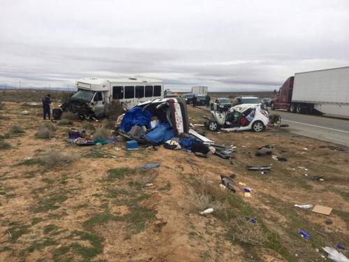 中國僑網(wǎng)一輛華人巴士和兩輛轎車相撞,導(dǎo)致1死26人傷。(美國《世界日報(bào)》)