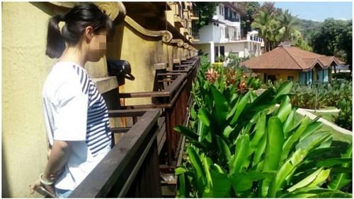 中國僑網(wǎng)Zhang Min站在他們房間的陽臺上。(泰國《世界日報》援引The Phuket News)