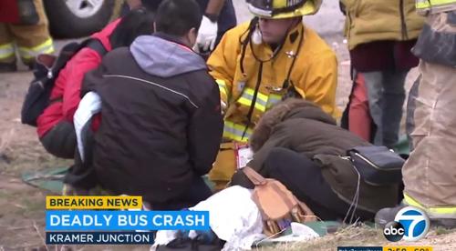 中國僑網(wǎng)旅巴車禍現(xiàn)場急救狀況。(美國《世界日報》)