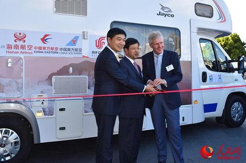 中國僑網(wǎng)“熊貓跑澳洲”車隊(duì)啟程 環(huán)澳推廣中國旅游(攝影 王思琪)