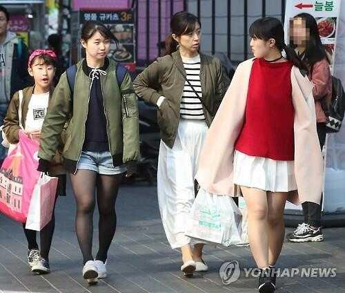 中國(guó)僑網(wǎng)資料圖:在明洞街頭的日本游客