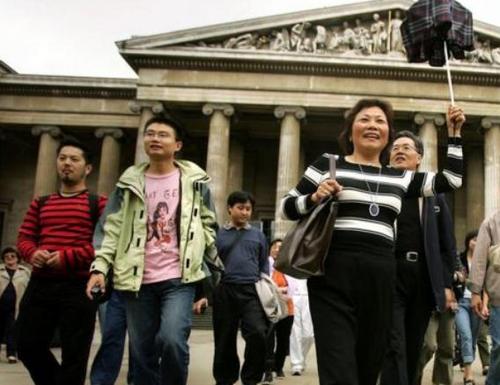 中國僑網(wǎng)中國游客今年預(yù)計(jì)將在英國消費(fèi)10億多英鎊。(英國BBC中文網(wǎng))