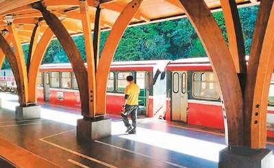 中國僑網(wǎng)由于赴臺陸客大量減少,往日游人如織的阿里山如今空空如也。圖片來源:中時電子報