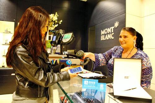 中國僑網(wǎng)正在購物的中國游客。(法國《歐洲時報》)