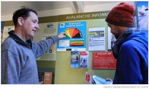 中國僑網(wǎng)一名來自比利時(shí)的游客在聽取雪崩預(yù)報(bào)(新西蘭天維網(wǎng))