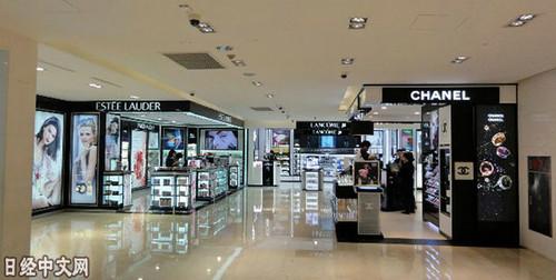 中國(guó)僑網(wǎng)資料圖片:中國(guó)游客減少后變得十分冷清的免稅店賣場(chǎng)。(《日本經(jīng)濟(jì)新聞》網(wǎng)站)