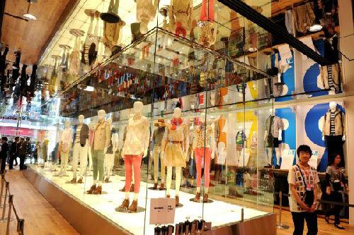 中國僑網(wǎng)東京銀座的服飾店。 新華社記者馬平攝
