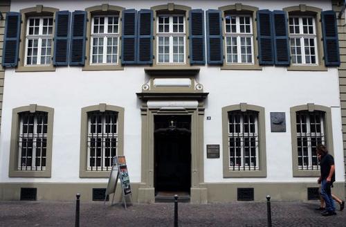 中國(guó)僑網(wǎng)資料圖片:在德國(guó)特里爾,行人經(jīng)過(guò)馬克思故居紀(jì)念館。 新華社記者羅歡歡攝