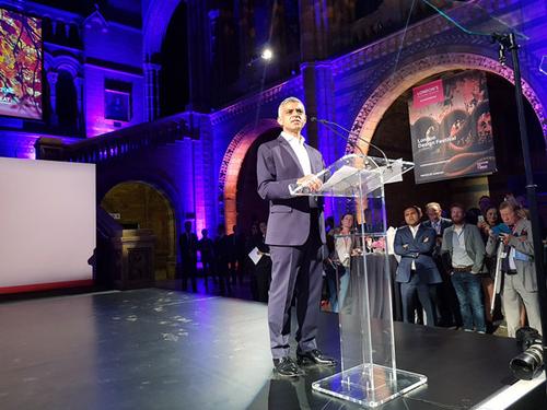 中國僑網(wǎng)倫敦市長在“秋季文化季”活動上講話(攝影:白天行)