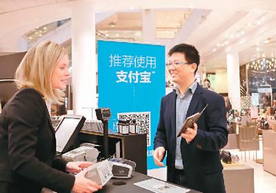 中國(guó)僑網(wǎng)芬蘭最大百貨商場(chǎng)引入支付寶。 新華社記者 李驥志攝