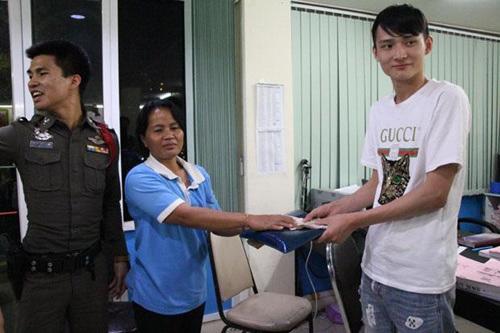 中國僑網Boonthanom(中)將失物還給了中國游客,并獲得對方5000泰銖的答謝。(圖片來源:《曼谷郵報》網站)