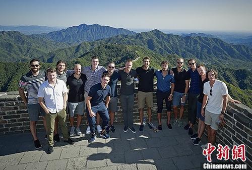 中國(guó)僑網(wǎng)資料圖:北美NHL球星抵京先登長(zhǎng)城“做好漢”。