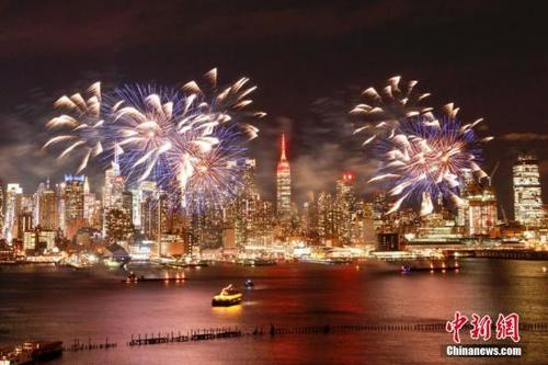 中國僑網(wǎng)資料圖:當?shù)貢r間2017年1月26日晚,美國紐約燃放焰火慶祝中國雞年春節(jié)。中新社記者 廖攀 攝
