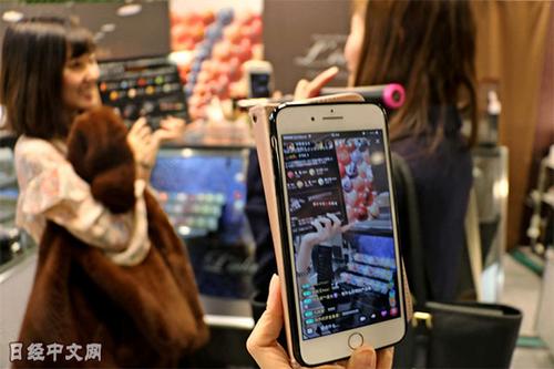 中國僑網(wǎng)中國網(wǎng)紅對日本的情人節(jié)商戰(zhàn)進行直播。(日經(jīng)中文網(wǎng))