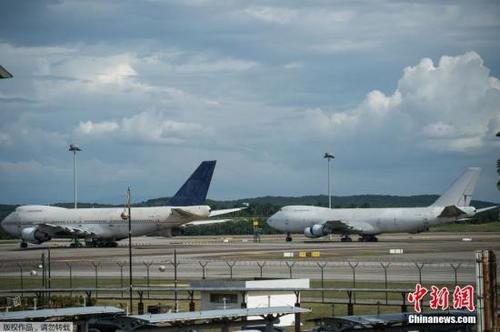 中國僑網(wǎng)資料圖:兩輛飛機(jī)停在馬來西亞吉隆坡國際機(jī)場。