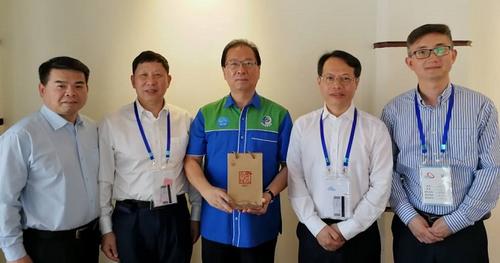 中國僑網(wǎng)廈門市旅游發(fā)展委員會副主任鐘海林(右二)贈送紀(jì)念品予沙巴旅游協(xié)會主席兼世航旅游董事經(jīng)理廖吉祥(中)。(馬來西亞《詩華日報》)