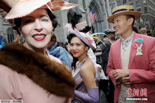 中國僑網(wǎng)資料圖:當(dāng)?shù)貢r(shí)間2018年4月1日,2018年紐約復(fù)活節(jié)花帽游行。(圖片來源:中國新聞網(wǎng))