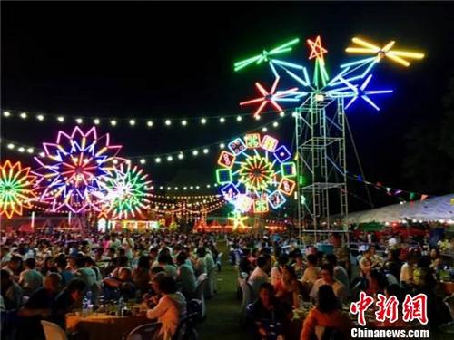 中國(guó)僑網(wǎng)泰國(guó)千人潑水節(jié)活動(dòng)現(xiàn)場(chǎng)。鄒芳 攝