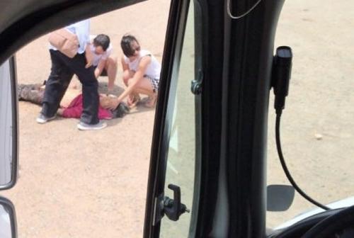 中國僑網(wǎng)有人在搶救被撞的游客。(美國《世界日報》)