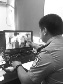 中國僑網(wǎng)公安干警正在介紹案情?!【焦﹫D