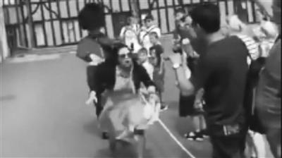 中國僑網(wǎng)衛(wèi)兵猛推一把,女游客差點摔倒。
